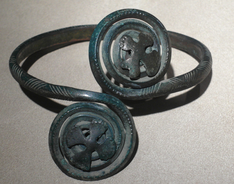 Naramienniki kultury łużyckiej ze skarbu z Krobowa (1200–1000 rok p.n.e.) z krzyżem słonecznym