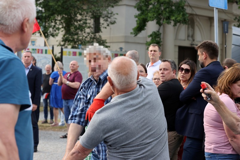 Uczestnicy awantury po zakończeniu konferencji prasowej prezesa PiS Jarosława Kaczyńskiego