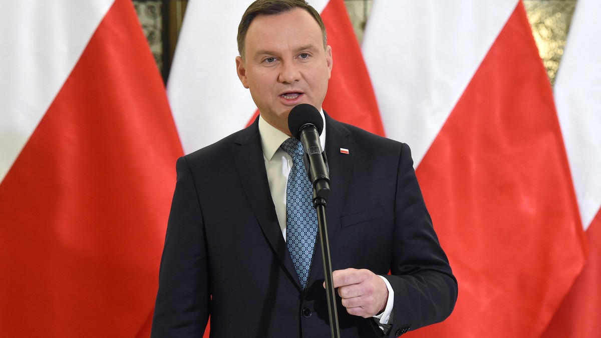 Polska wzmacnia swą pozycję w regionie i w Unii Europejskiej - podkreślał Andrzej Duda po expose w Sejmie szefa MSZ Witolda Waszczykowskiego. Za jedno z najistotniejszych osiągnięć polityki zagranicznej uznał wzmocnienie bezpieczeństwa naszego kraju. Prezydent powiedział, że "wielkim zadaniem" dla niego i dla polskiej dyplomacji jest, aby relacje z nową administracją w USA "ułożyły się jak najlepiej".