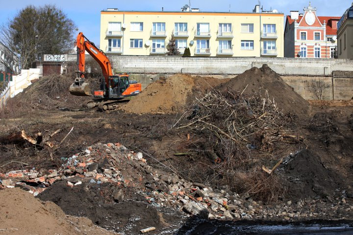 Apartamentowiec między kamienicami w Śródmieściu Olsztyna. Pomimo protestów, ruszyły roboty [ZDJĘCIA]