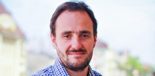 <b>2. Remigiusz Kościelny, prezes Vivid Games</b><br>Jego profil w serwisie społecznościowym dla profesjonalistów zawiera zdjęcie i tylko jedną informację: „Vivid Games. CEO, właściciel od 2000 roku”. Choć jego firma należy do najbardziej znanych producentów gier, z szansą na globalną karierę, jej założyciel jest człowiekiem powściągliwym i stonowanym. Woli, by przemawiały za niego jego sukcesy. A tych nie brakuje. Notowana na warszawskim rynku New Connect Vivid Games zajmuje się projektowaniem, produkcją oraz publikowaniem gier na konsole przenośne i stacjonarne, komputery PC i Mac oraz smartfony. Początkowo większość produkcji powstawała na zamówienie innych firm, ale 33-letni dziś Remigiusz Kościelny marzył o tworzeniu własnych tytyłów. Zaczął realizować ten plan od 2006 r. pod marką Vivid Games, wypuszczając na rynek takie produkcje, jak Skijumping czy Speedway. Zagraniczne rynki przynoszą firmie 90 proc. przychodów, a gros z nich to wciąż zyski z gier tworzonych na zamówienie m.in. Sony, Apple czy Nintendo. Dzięki temu w segmencie gier na urządzenia mobilne VG jest jedną z czołowych marek.<br>Po wejściu w czerwcu na rynek NewConnect firma pozyskała od inwestorów 3 mln zł, a jednym z głównych akcjonariuszy został fundusz Giza Polish Ventures. Pozyskane pieniądze Kościelny postanowił przeznaczyć na dalszą ekspansję. Spółka już założyła biuro w San Francisco oraz w Londynie, a do grona doradców zaprosiła takie osoby, jak np. Paul Bragiel, partner funduszu i/o venture, o którym mówi się, że zna wszystkich w Dolinie Krzemowej. Jednocześnie spółka szybko rośnie. W tym roku jej gry pobrane zostaną już 5,5 mln razy, co przełożyć się ma na 4,65 mln zł przychodów i 740 tys. zł zysku. Rok temu wpływy Vivid Games wyniosły 2,5 mln zł. Do 2015 r. chce powiększyć przychody sześciokrotnie. – Kumulacja wiedzy – tak Kościelny tłumaczy swój sukces, przypominając, że tworzeniem gier zajmuje się od kilkunastu lat. Teraz twórca Vivid Games chce dzielić się wiedzą, występując w roli mentora np. w estońskim funduszu GameFounders, akceleratorze dla nowych firm na rynku gier. Na swoim biznesowym profilu będzie mógł dopisać jeszcze jedno słowo: inwestor.