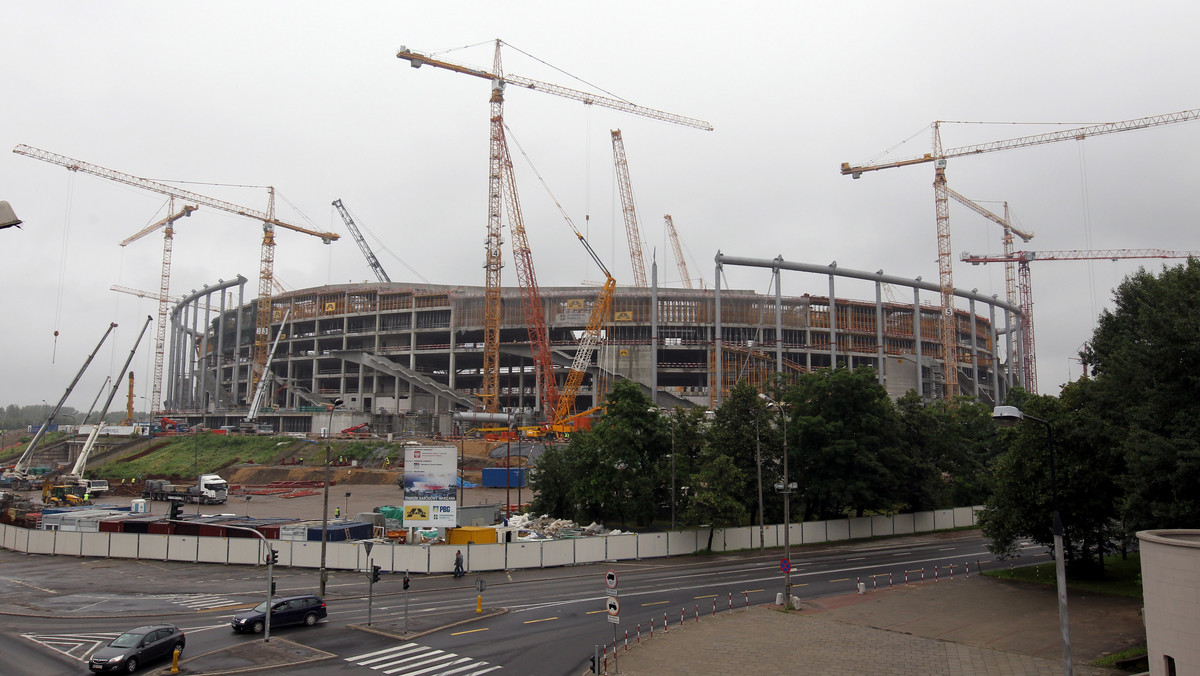 Na budowie Stadionu Narodowego rozpoczęto rozkładanie stalowych lin, na których spocznie dach - pisze na swych stronach internetowych TVN Warszawa.