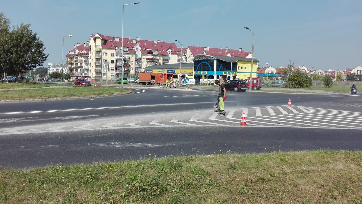 W tydzień zmieniono zasady ruchu na bardzo kolizyjnym skrzyżowaniu ulic Okulickiego, Kombatantów i Jana Pawła II. Teraz obowiązuje tam ruch okrężny.