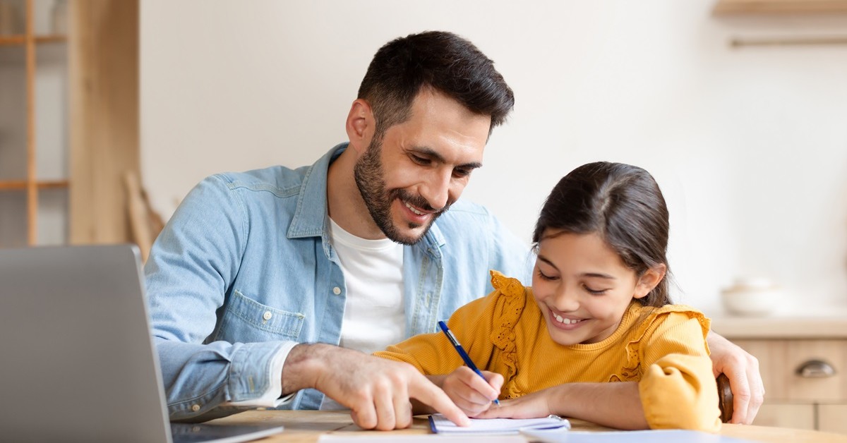 Coraz więcej ojców na urlopie rodzicielskim, ale nie wykorzystują go w całości. ZUS podaje dane