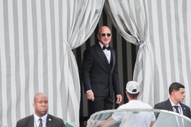 MLADOŽENJA MILIJARDER krenuo na venčanje sa NAOČARIMA ZA SUNCE: Jedan detalj odaje da puca od sreće i ponosa