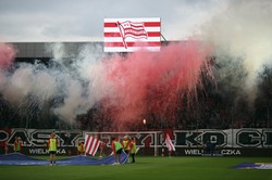 Ekstraklasa. Mecz w Krakowie przerwany. Kibice wbiegli na dach stadionu