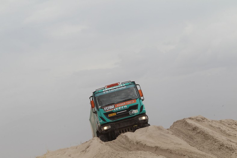 Dakar 2013: ciężarówka bez skrzyni, Małysz traci oddech (13. etap, wyniki, galeria)