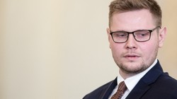 Woś: Kredyty Brukseli będą spłacać kolejne pokolenia Polaków