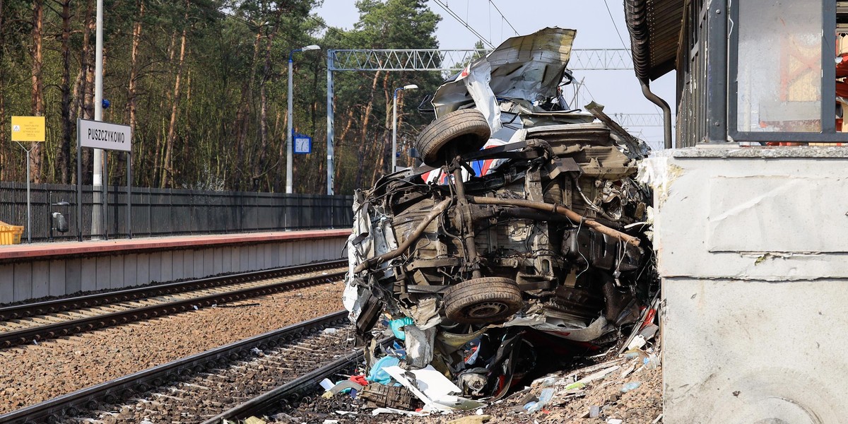 Pociąg zmiótł karetkę. Nowe informacje o stanie zdrowia kierowcy