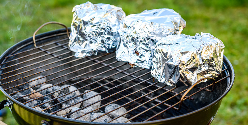 Czym zastąpić na grillu folię aluminiową? Zdrowe zamienniki, które dodadzą potrawom smaku