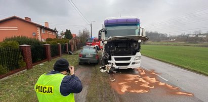 Ciężarówka zderzyła się z pojazdem. Na pokładzie było 2-letnie dziecko