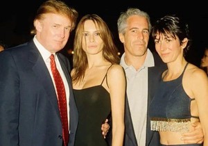 Donald Tramp sa tadašnjom devojkom (sadašnjom suprugom) Melanijom Knaus, Džefrijem Epstinom i Gilejn Maksvel na Floridi 2000. godine. | Foto: Getty Images