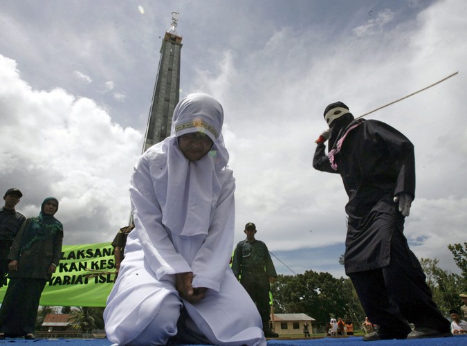 Indonezja. Publiczne baty dla kobiety, która odważyła się sprzedawać jedzenie podczas świętego muzułmańskiego miesiąca postu - Ramadanu