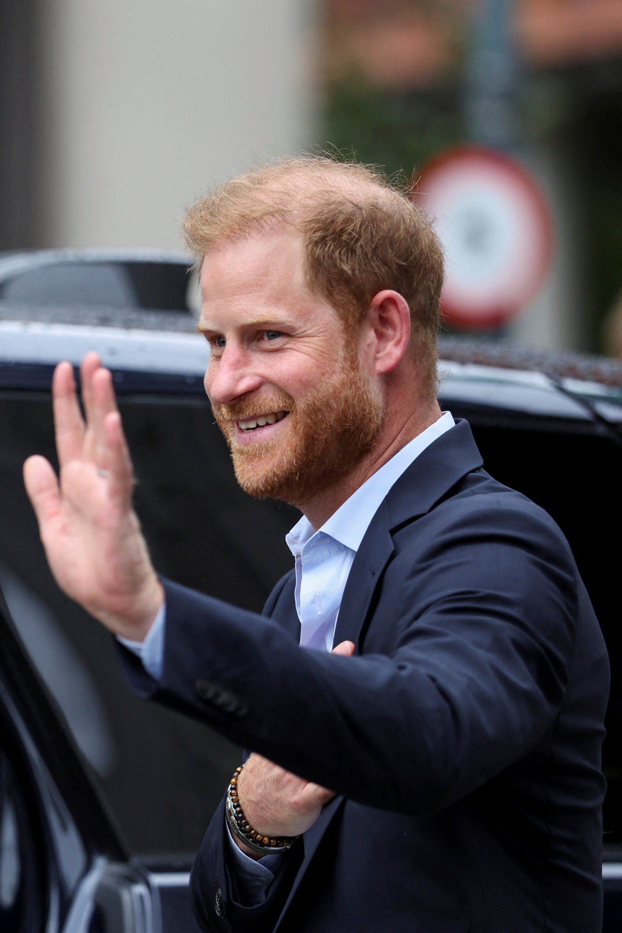 Britský princ Harry pri odchode po návšteve Centra pre štúdium poranení výbuchom na Imperial College v Londýne.