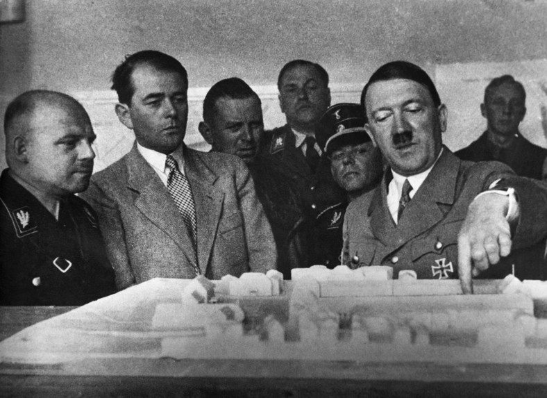 Hitler omawia plany przebudowy siedziby władz w Weimarze (Albert Speer drugi od lewej)