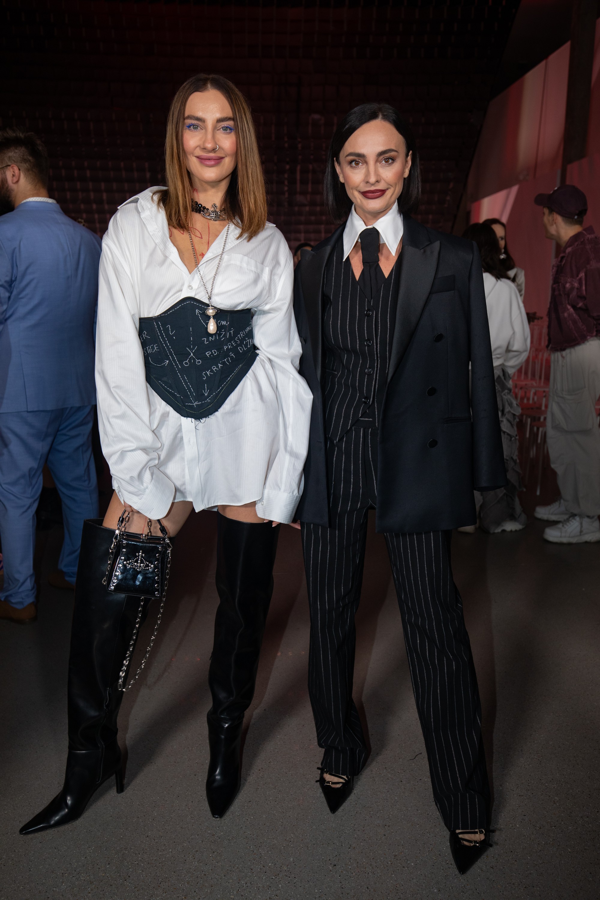 Módna prehliadka Mercedes-Benz Fashion Live: Janka Kočišová alias JankaTopanka a Mirka Dobiš alias Fashion Spy.