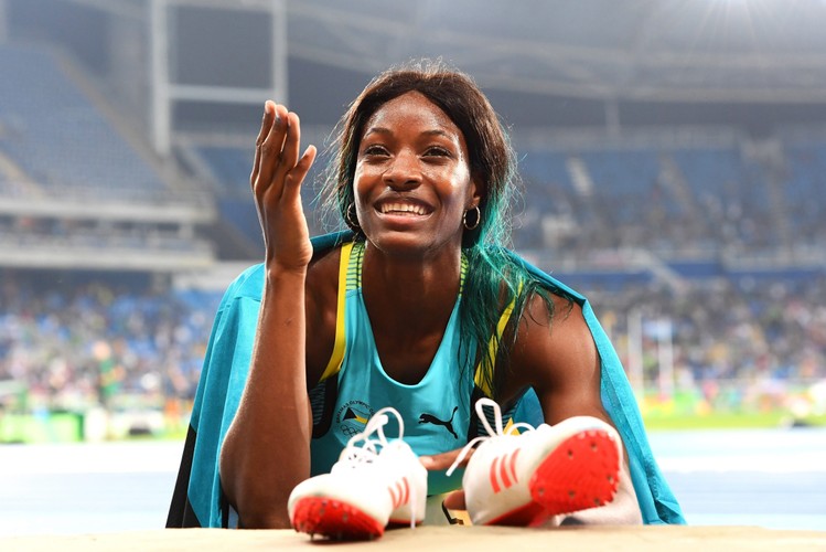 Shaunae Miller rzuciła się na bieżnię. Dzięki temu została mistrzynią olimpijską w biegu na 400 m