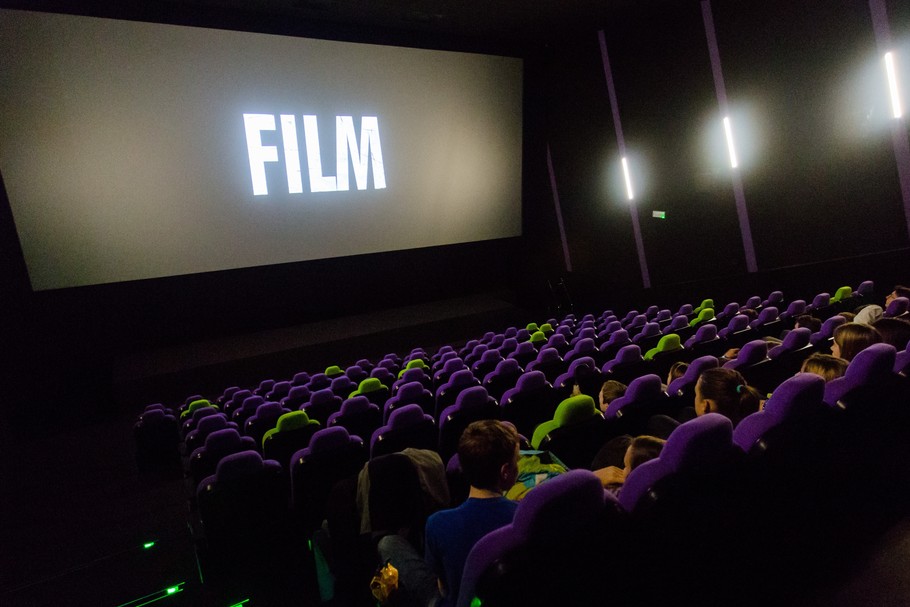 Tworzenie filmu wypranego z oznaczeń, nazw i logo może okazać się nie tylko trudne technicznie, ale i szkodliwe dla ostatecznego wyrazu artystycznego. Przedmioty, które nas otaczają, ich kształt, oznaczenia, jakie są na nich umieszczone, tworzą środowisko, które jest niezbędnym elementem świata przedstawionego