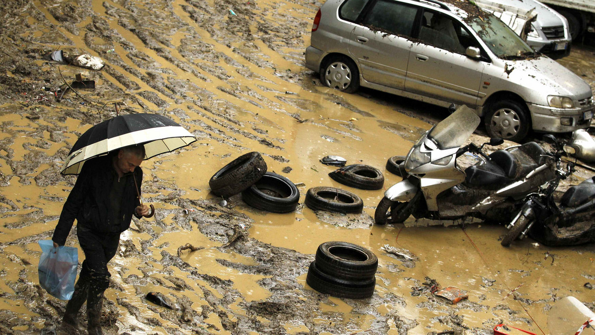 20 ofiar śmiertelnych i dwie osoby zaginione - to dotychczasowy bilans powodzi i lawin błotnych we Włoszech w rezultacie ulew i nawałnic, przetaczających się od dwóch tygodni przez kraj. Alarm powodziowy utrzymuje się w rejonie Turynu i Neapolu.