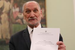 Antoni Macierewicz podczas konferencji prasowej ws. podkomisji smoleńskiej.