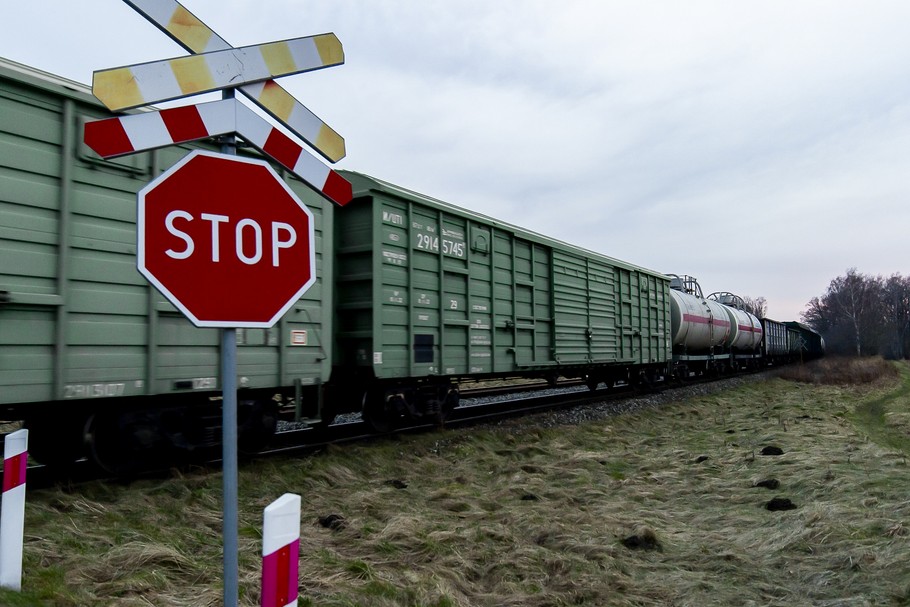 Skład towarowy z cysternami. Okolice Braniewa, kilkaset metrów od kolejowego przejścia granicznego z Obwodem Kaliningradzkim