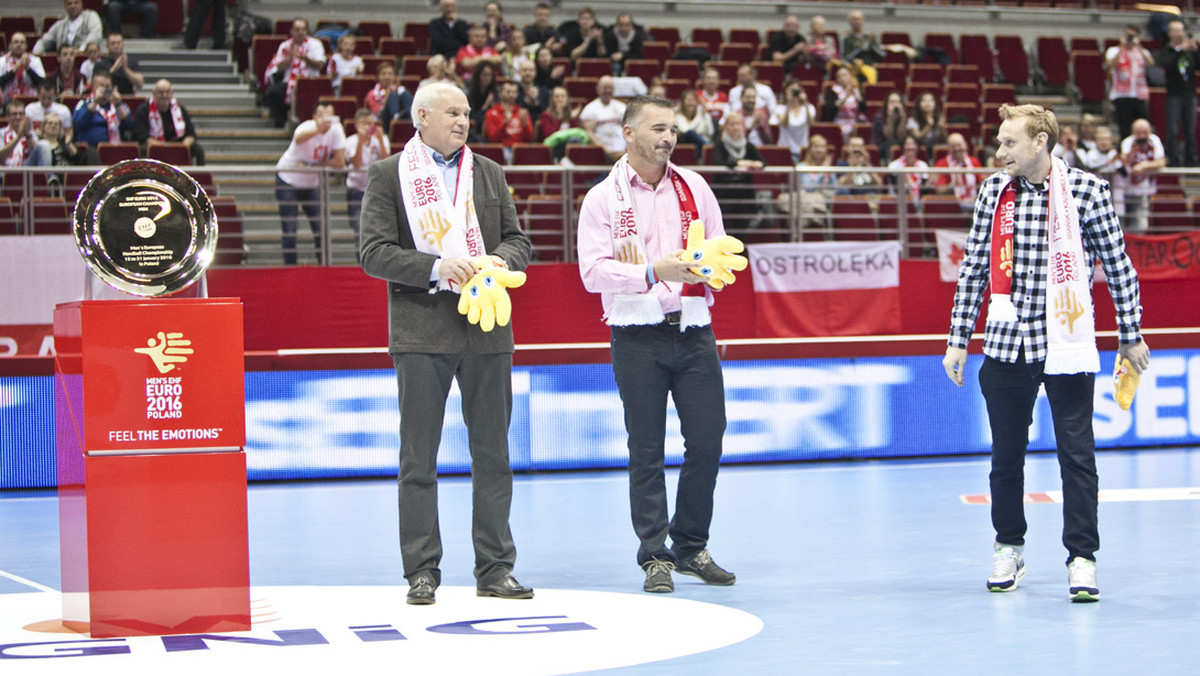 - Piłkarze ręczni to prawdziwi faceci - mówi jeden z ambasadorów EHF EURO 2016, Zbigniew Gutkowski. Jak zatem nazwać człowieka, który wyrusza w samotne, okołoziemskie regaty jako pierwszy w historii Polak i czerpie z tego przyjemność? Czym jest dla niego żeglarstwo i jak trzeba się do niego przygotować opowiada jeden z najwybitniejszych polskich regatowców.