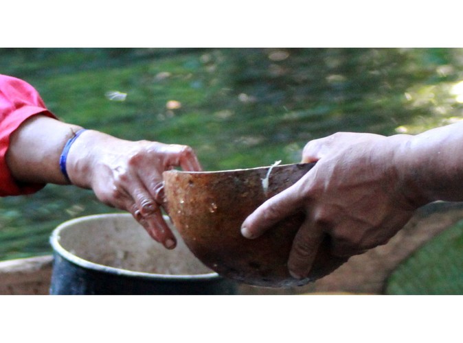 Miska z badege - sfermentowana yuca wymieszana ze śliną kobiet i wodą z rzeki