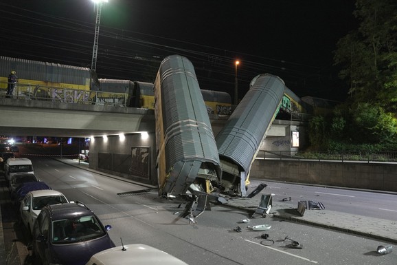 (FOTO, VIDEO) JEZIVE SCENE U NEMAČKOJ! Vagoni vise sa nadvožnjaka, krhotine svuda okolo: Posle sudara PALI SA VISINE OD 5 METARA na ulicu