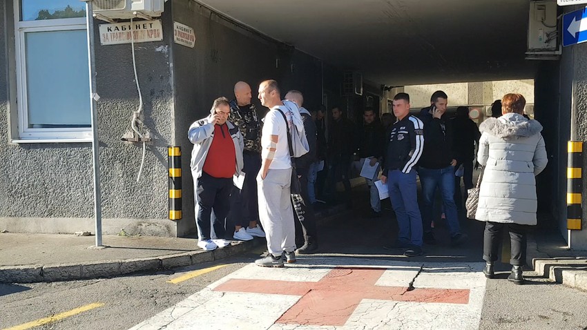 Otac Darka Lazića ispred bolnice