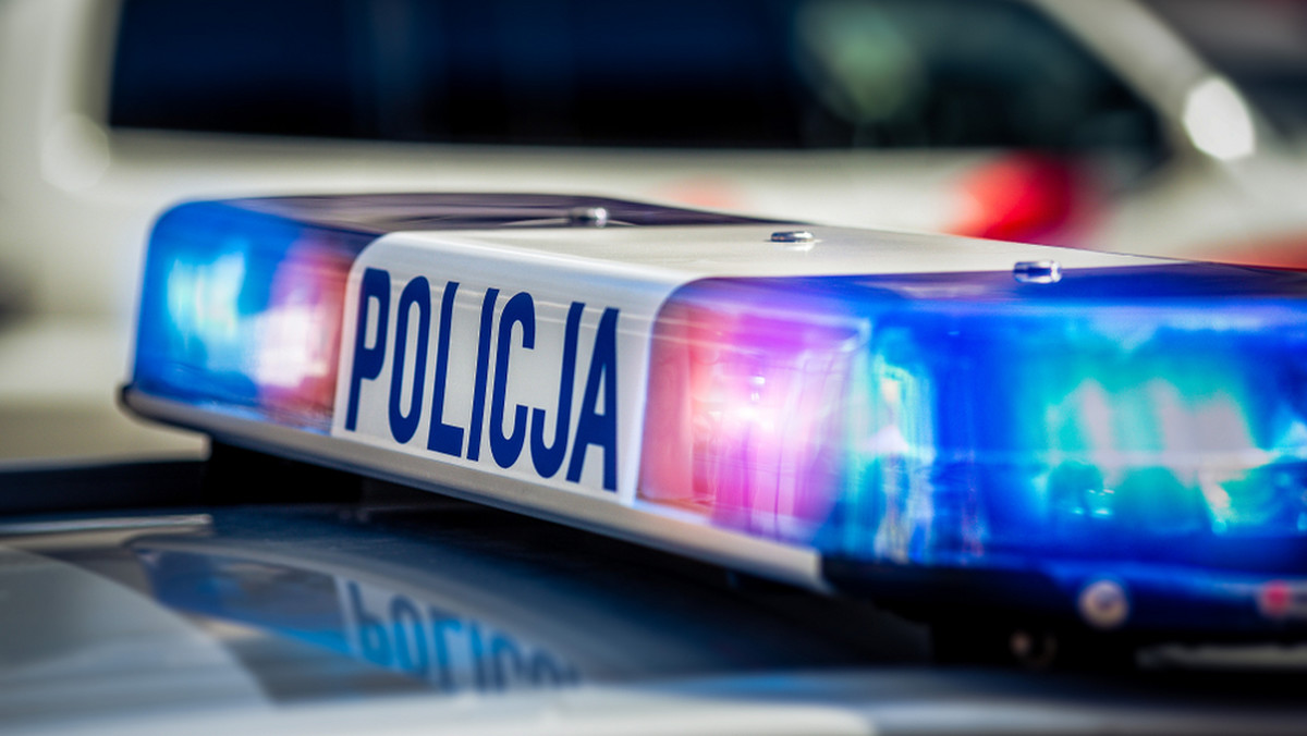 Do zdarzenia doszło w nocy we wsi Łaszewo w powiecie świeckim. Policyjny radiowóz zjechał z drogi i uderzył w drzewo. W wypadku zginął policjant ze Świecia, drugi z funkcjonariuszy został ranny. 