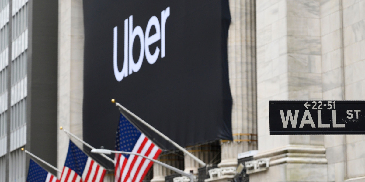 Uber zadebiutował na giełdzie w piątek 12 maja i od razu zaliczył spadki. W poniedziałek 13 maja kurs dalej spadał w handlu przedsesyjnym