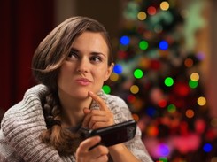 Czy wypada składać życzenia przez SMS? Najważniejsze zasady świątecznego savoir vivre'u okiem ekspertki