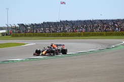 Kolizja Verstappena z Hamiltonem. Holender wypadł z toru i mocno uderzył w bandę [WIDEO]