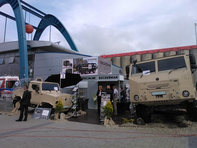 Lekki Samochód Terenowy LPT-01 i Kołowa Platforma Wysokiej Mobilności