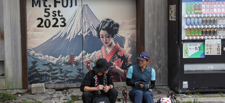 Święta góra w Japonii Fudżi "krzyczy" zadeptana przez turystów