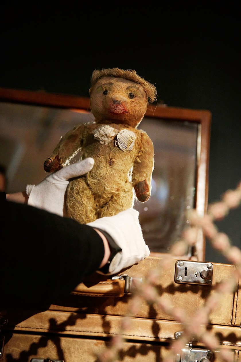 Nana, der Teddybär aus Gaultiers Kindheit: Im Alter von 13 Jahren bastelte der Designer aus Zeitungspapier einen spitz zulaufenden BH für sein Kuscheltier und schminkte es sogar.