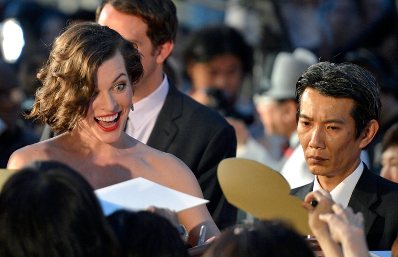 Milla Jovovich wśród japońskich fanów