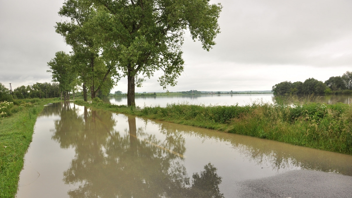 W woj. śląskim odwołano już wszystkie alarmy powodziowe wprowadzone po intensywnych opadach z ostatnich dni. Wciąż w części regionu utrzymany jest stan pogotowia przeciwpowodziowego. Prawdopodobnie będzie tak do jutra - podały służby kryzysowe wojewody.