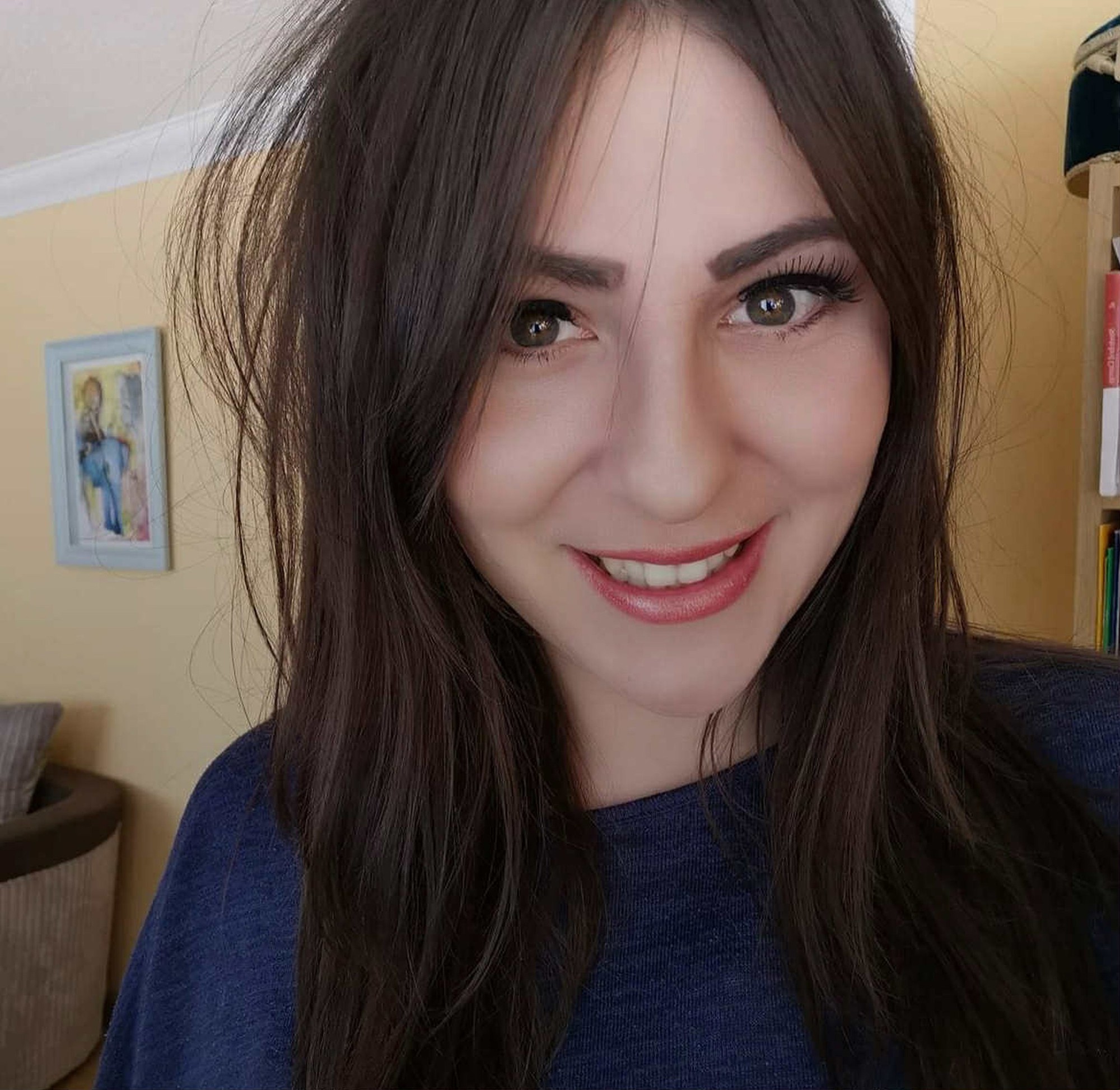 Lucy si na svojom palci všimla zvláštnu čiarku.