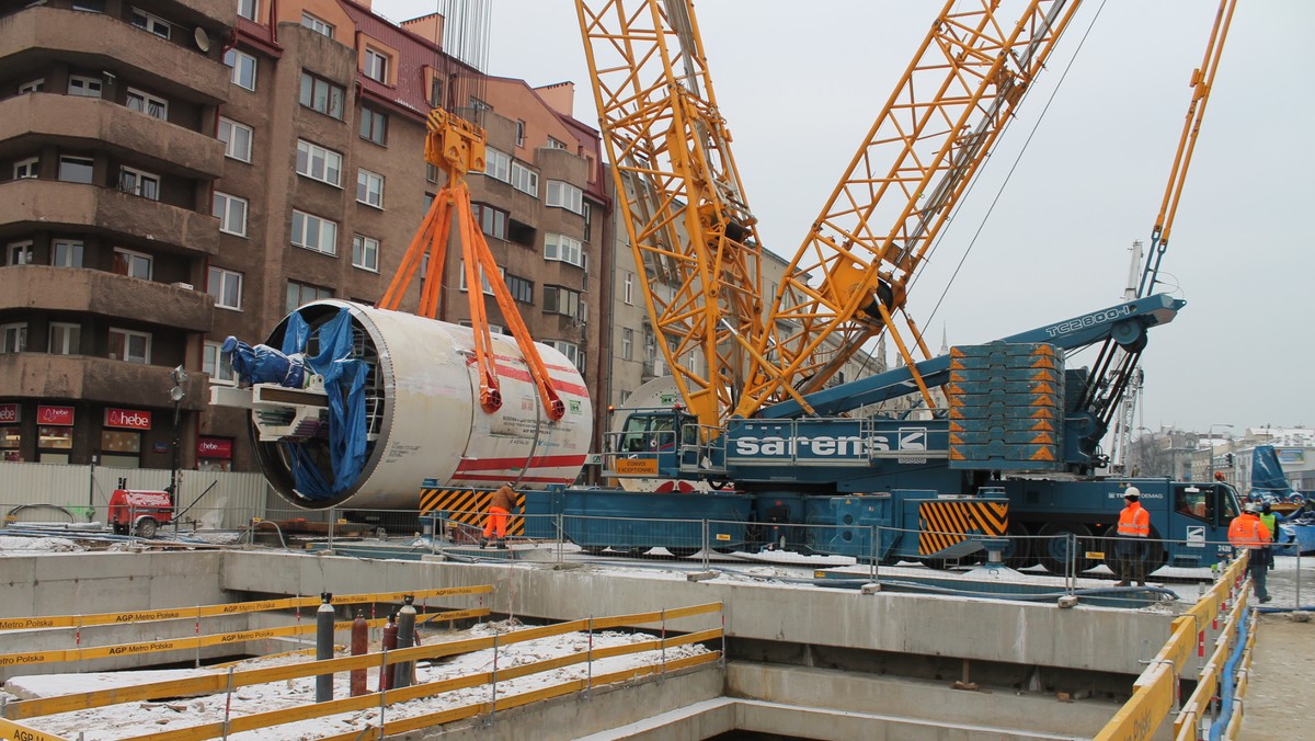 Już ponad 120 metrów tunelu II linii metra zbudowała trzecia tarcza TBM - "Wisła I", która ruszyła z placu Wileńskiego na warszawskiej Pradze . Jeszcze w tym miesiącu wyruszy za nią czwarty "stalowy kret". Obie maszyny mają do wydrążenia po 1600 metrów tunelu.