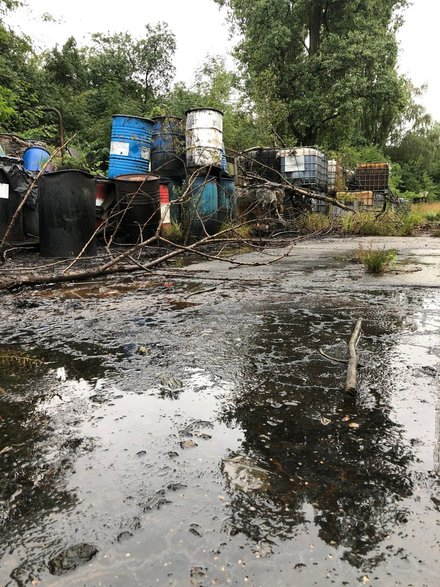 Odpady niebezpieczne na terenie byłych zakładów Terpen - 27.08.2022 - autor: Nadesłane przez czytelnika