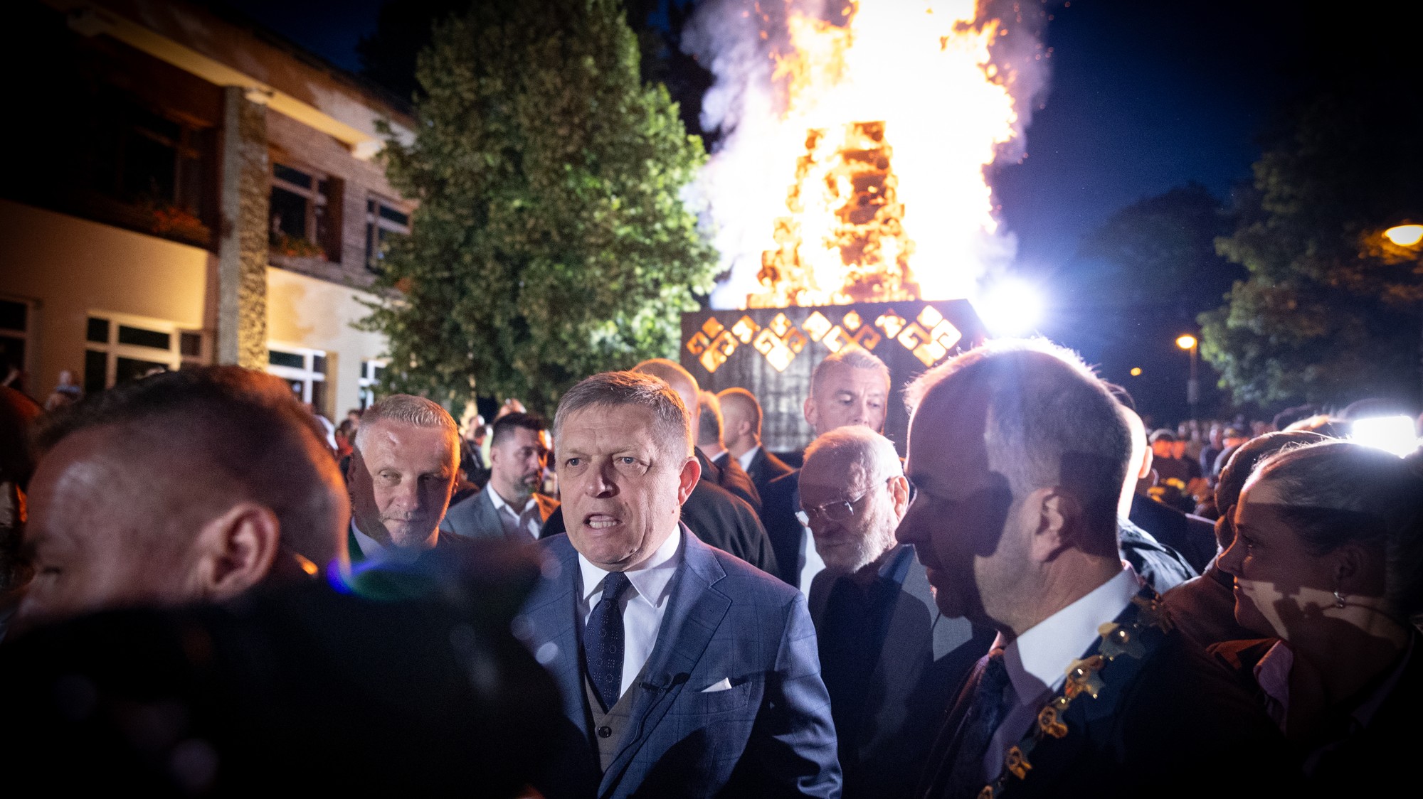 Premiér Robert Fico navštívil Oslavy zvrchovanosti Slovenska, kde večer zapálil vatru a pozdravil sa s množstvom ľudí