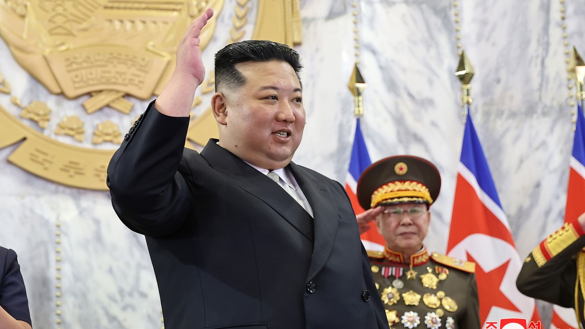 Videón, ahogy Kim Dzsongun csónakja veszélybe kerül, az észak-koreai diktátor csak a frizuráját féltette – videó