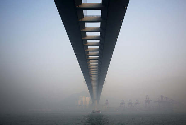 Mgła otacza most Stonecutters Bridge w Hongkongu w Chinach. Łączna długość tego mostu wiszącego to 1,6 kilometra, a wysokość przęseł to prawie 300 metrów. Fot. Jerome Favre, Bloomberg's Best Photos 2013.