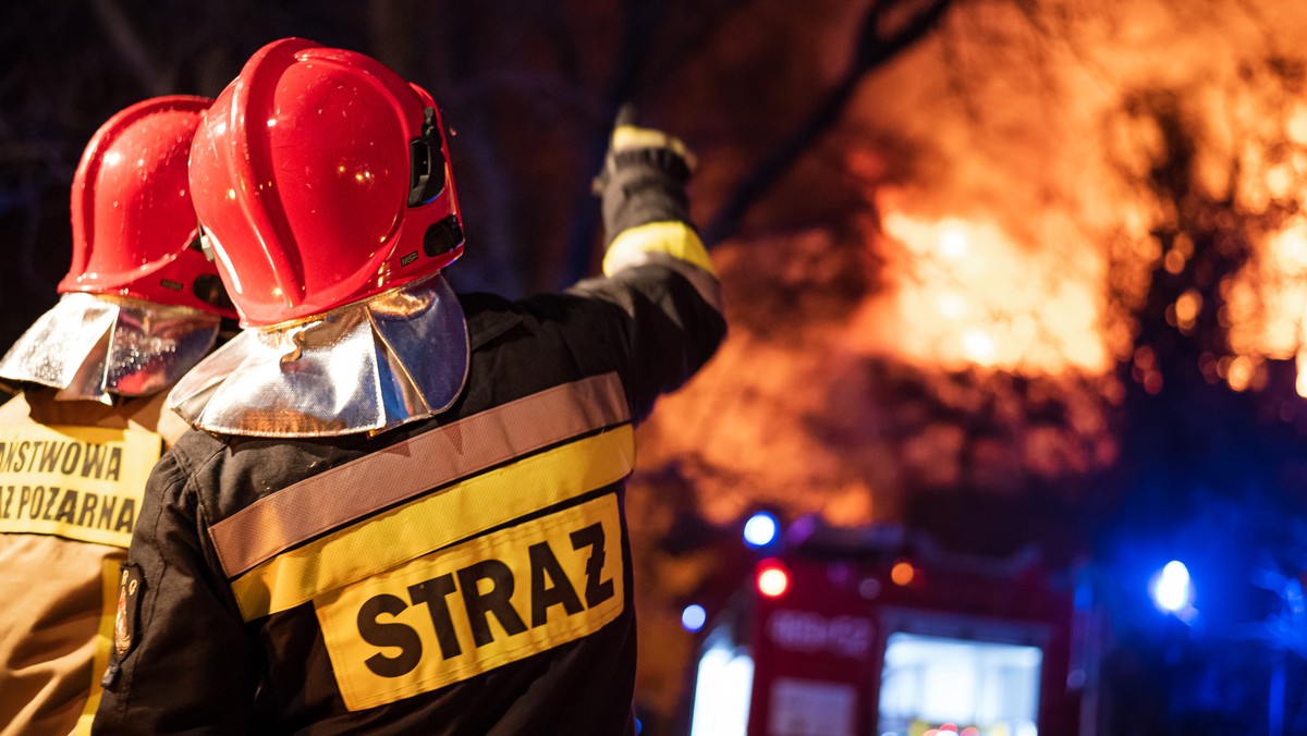 Nocą doszło do pożaru w Przemyślu. Ranny jeden strażak