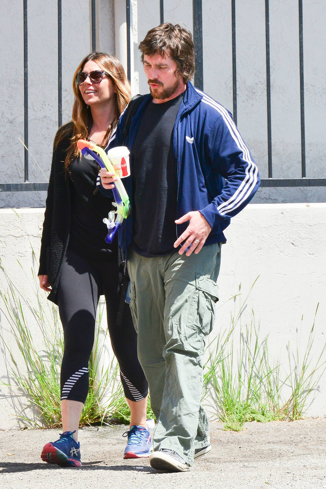 Christian Bale z żoną i synkiem na spacerze
