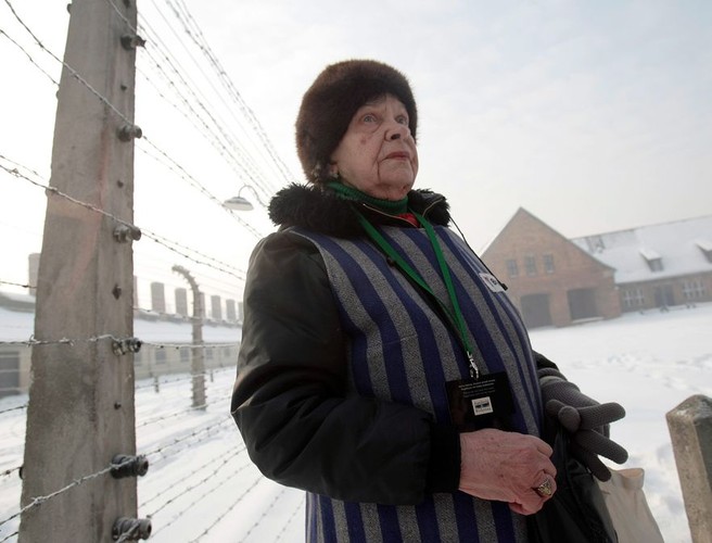 Była więźniarka hitlerowskiego obozu w Oświęcimiu Jadwiga Bogucka przyjechała zmierzyć się ze wspomnieniami w 65. rocznicę wyzwolenia Auschwitz-Birkenau