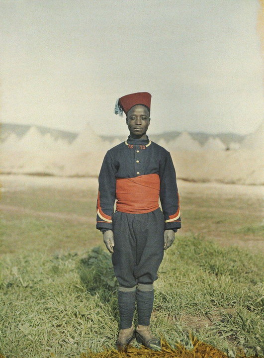 Senegalski mężczyzna sfotografowany w marokańskim mieście Fez (fot. Stéphane Passet, styczeń 1913, domena publiczna).