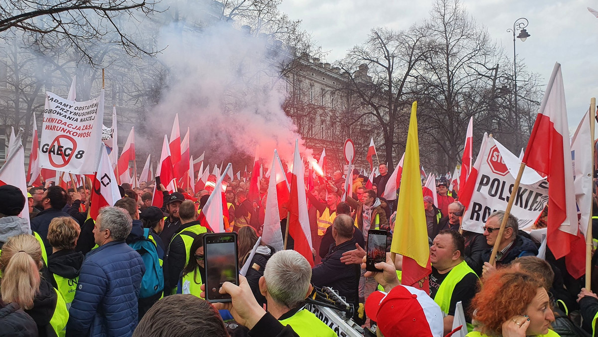 Rolnicy przerwali spotkanie z ministrem Donalda Tuska. "Nie padło nic konkretnego" [NA ŻYWO]