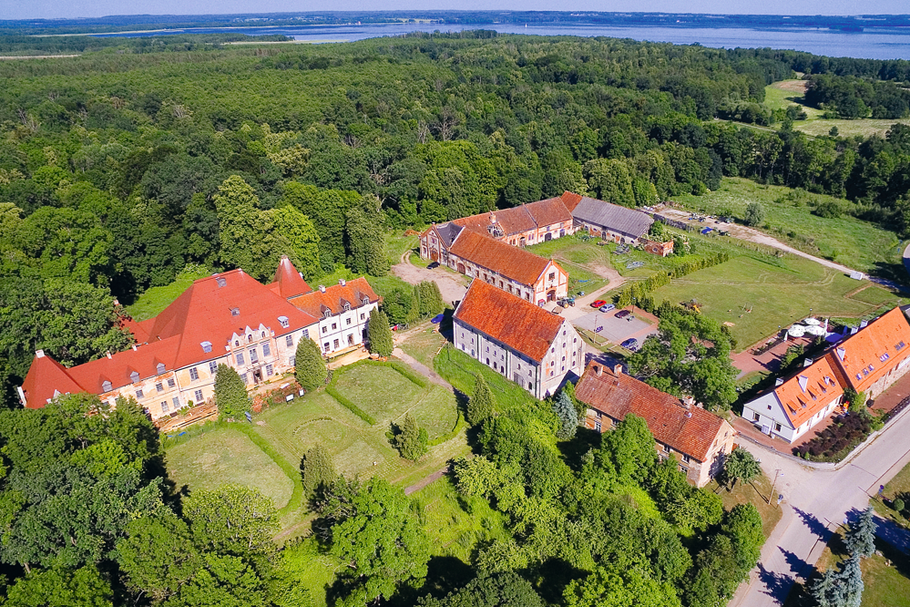 Pałac Lehndorffów i przyległy do niego kompleks zabudowań gospodarczych w Sztynorcie. Siedziba tej rodziny kryje tragiczną historię niemieckiego arystokraty straconego za udział w spisku przeciw Hitlerowi.